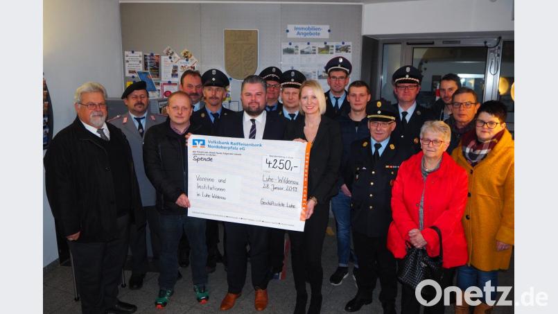 Geschäftstellenleiter Christian Arnold und Tanja Süßmann übergeben die Spende. Bild: mue