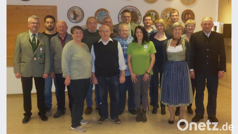 Die Schützengesellschaft Paulsdorf wählt einen neuen Vorstand (von links): Schützenmeister Christian Schörner, Simon Rühlicke, Siegbert Rühlicke, Anna Meiler, Robert Meiler, Robert Aschenbrenner, Vitus Reichl, Stefanie Richter, Gerhard Singer, Sigrid Schörner, Stephan Meiler, Tanja Singer, Markus Felbinger, Maria Aschenbrenner, Ingrid Singer und Zweiter Bürgermeister Franz Weiß. Bild: rst