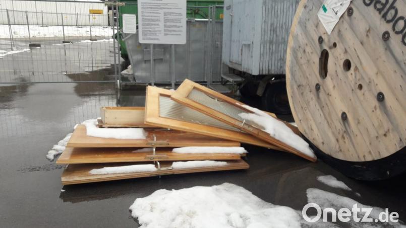 Unbekannte Zeitgenossen haben diese ausgedienten Türen kurzerhand vor dem Tor des Recyclinghofes in Fuchsberg abgelegt. Bild: exb