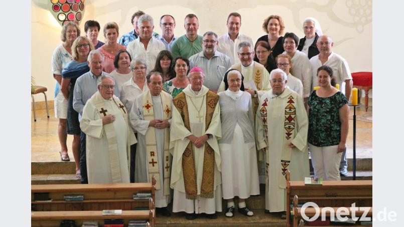 Eine 23-köpfige Delegation aus Nabburg reiste mit Pfarrer Hannes Lorenz und Bürgermeister Armin Schärtl an die Südspitze Afrikas. Das Bild zeigt die Reisegruppe nach dem Dankgottesdienst zusammen mit dem Jubilar Bischof Dr. Fritz Lobinger (Bildmitte) und Schwester Eobarda Ries (rechts daneben). Bild: bph