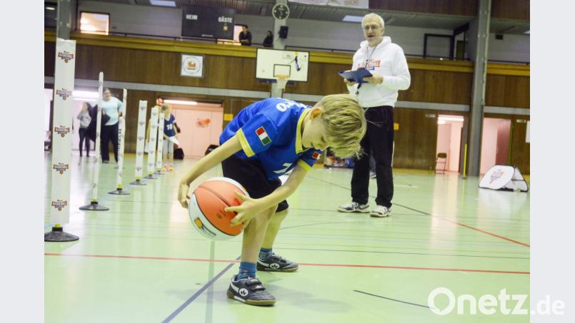 Unter den Augen der Neustädter Trainer (im Bild Willi Merkl) absolvieren die Jung-Basketballer (hier Niklas Puhane) den Parcours. Neben Werfen, Passen, Körperbeherrschung ist natürlich auch Dribbeln angesagt. Bild: Gabi Schönberger