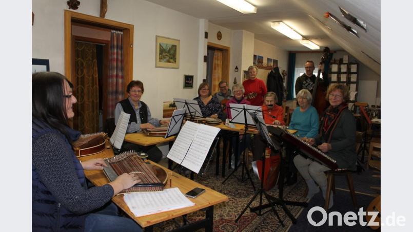 Auch wenn das Orchester des Zitherclubs unter der Leitung von Regina Schmid (stehend, hinten links) Nachwuchssorgen plagen, werfen die derzeit 11 Aktiven die Flinte nicht ins Korn. Für das Festkonzert zum 40-jährigen Vereinsjubiläum bereiteten sie sich in einem Workshop mit Zitherlehrerin Christl Halbinger aus Landshut (Zweite von links) vor. Bild: prh