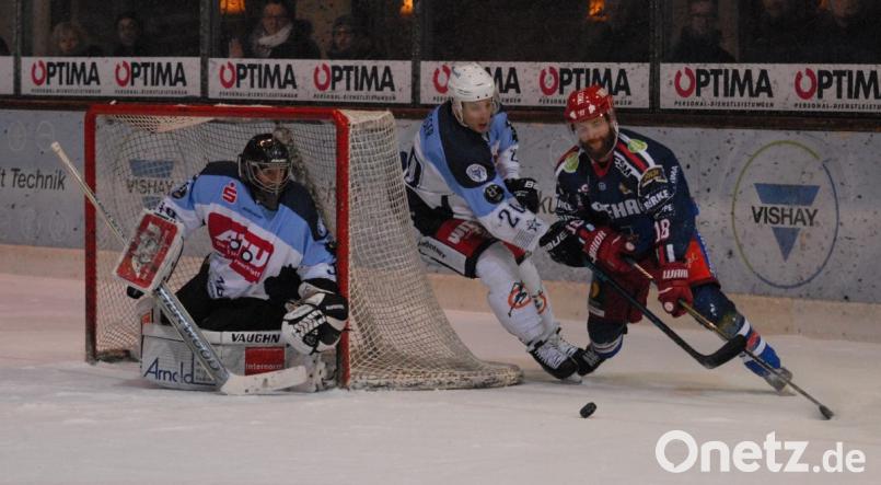 Zum fünften Mal in dieser Saison steigt am Freitag in Selb das ewig junge Derby zwischen den Blue Devils Weiden und den Selber Wölfen. Die ersten drei Duelle gewannen die Weidener, das vierte am Dreikönigstag (Szene) die Oberfranken. Hier zieht Lanny Gare (rechts) an Devils-Verteidiger Adam Schusser vorbei und bezwingt Goalie Johannes Wiedemann in der Verlängerung zum 3:2. Bild: gb