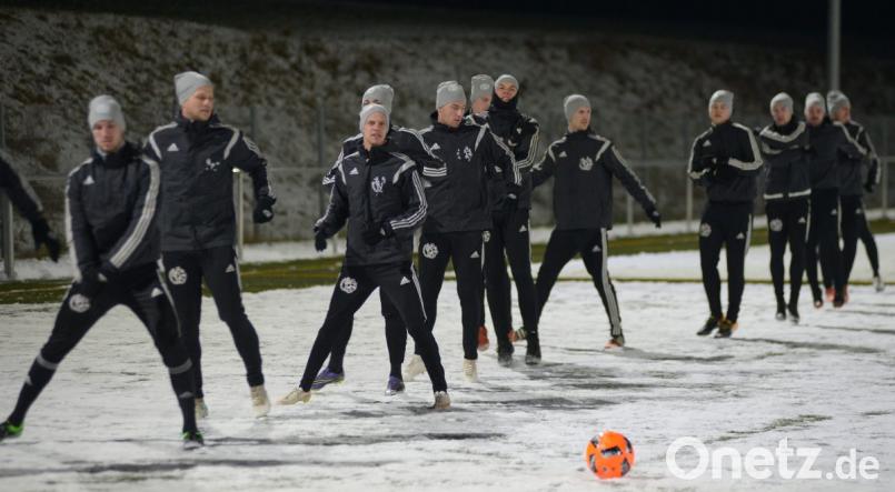 Auf schneebedecktem Kunstrasen im Raigeringer Sportpark absolvierten die Spieler der DJK Gebenbach am Mittwoch Abend einige Trainingseinheiten. Bild: ref