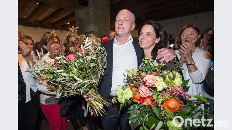Glückliche Zeit: Joachim Wolbergs mit seiner Frau Anja nach der Stichwahl im Jahr 2014. Wolbergs war eben zum Oberbürgermeister gewählt worden. Bild: Armin Weigel/dpa