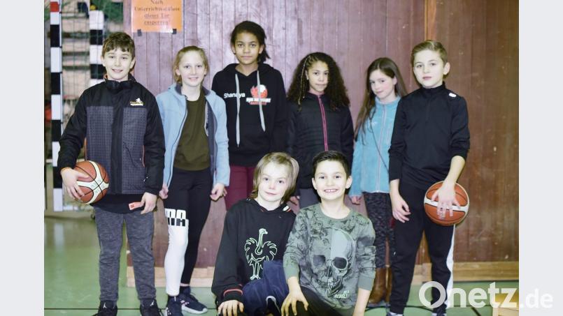 Auch Basketballer aus dem DJK-Nachwuchs waren dabei: David Ionescu, Augustin Birner (vorne von rechts) sowie Jannick Bösl, Juliette Birner, Sheyenne Oliver, Shanaya Bierwirth, Katharina Schnappauf, Erik Bayer, (hinten von rechts) waren vom Basketballtag begeistert. Bild: Tobias Schwarzmeier