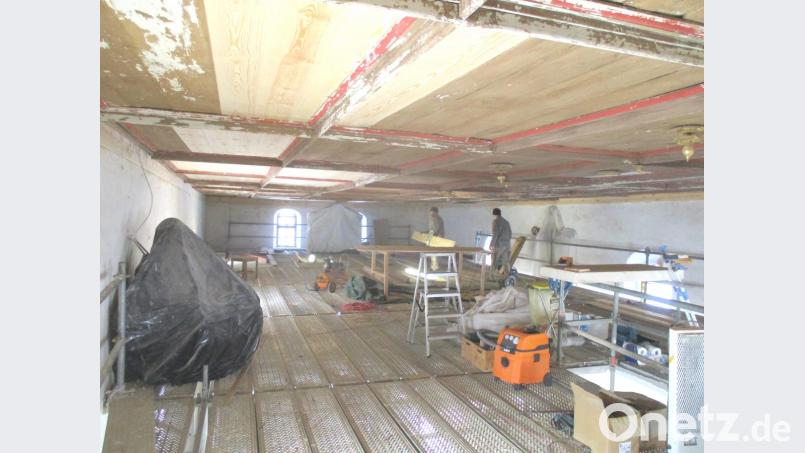 Die Zimmerei Eckl aus Ödmiesbach fertigt die Holzdecke in der Wallfahrtskirche &quot;St. Jodok&quot; wieder an. Kirchenmaler- und Vergoldermeister Dietmar Feldmann aus Abensberg kann erst bei milderen Temperaturen mit seinen Arbeiten beginnen. Bild: es