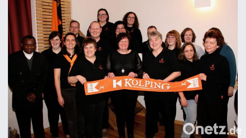 Einstimmig wurde Martina Mark (vorne, Dritte von rechts) zur neuen Vorsitzenden der Kolpingsfamilie Falkenberg gewählt. Kolping-Präses Pfarrvikar Franklin Mboma Emboni (links) gratulierte dem Vorstandsteam. Bild: wro