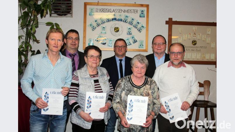 Vier langjährigen Mitgliedern des TSV 1960 Kastl können die Verantwortlichen des Vereins die Urkunde persönlich überreichen. Bild: stg