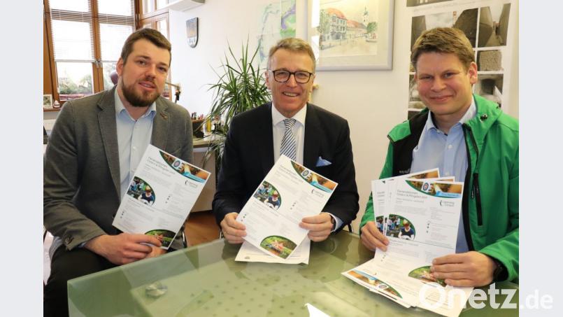 Tourist-Info-Leiter Ludwig Bundscherer, Franz Stahl und Dr. Benjamin Zeitler (von links) bei der Präsentation des Ferienprogramms. Bild: exb