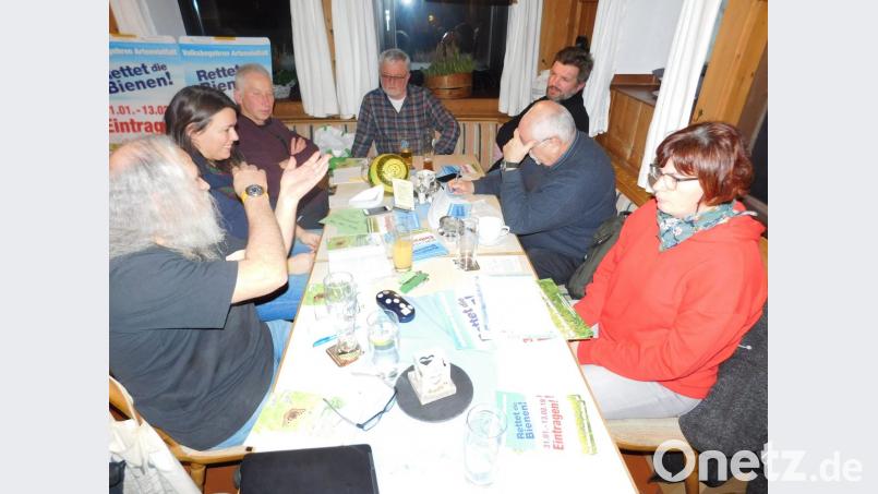 Peter Krönert, Susanne Bauer, Norbert Pietsch, Dieter Kottwitz, Markus Brückner, Erich Porsch und Martina Dötsch (von links) beraten Aktionen, um die Bürger über das Volksbegehren aufzuklären. Bild: hai