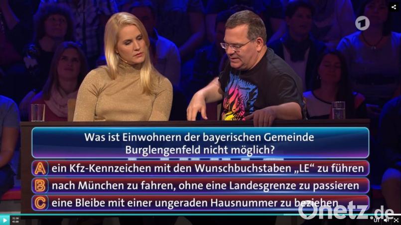 Journalistin Judith Rakers und Moderator Elton rätseln, was die richtige Antwort ist. Bild: Screenshot: ARD/Wer weiß denn sowas?