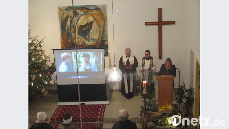 Im ersten ökumenischen Gottesdienst im neuen Jahr zeigen die Pfarrer Dirk Grafe und Konrad Amschl (von links) eine Szene aus dem Kinofilm „Die Hütte – ein Wochenende mit Gott“. Bild: jzk