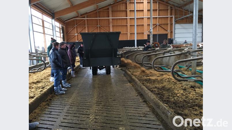 In Burggrub informieren sich die Teilnehmer über Geräte zur Liegeboxenpflege. Bild: exb