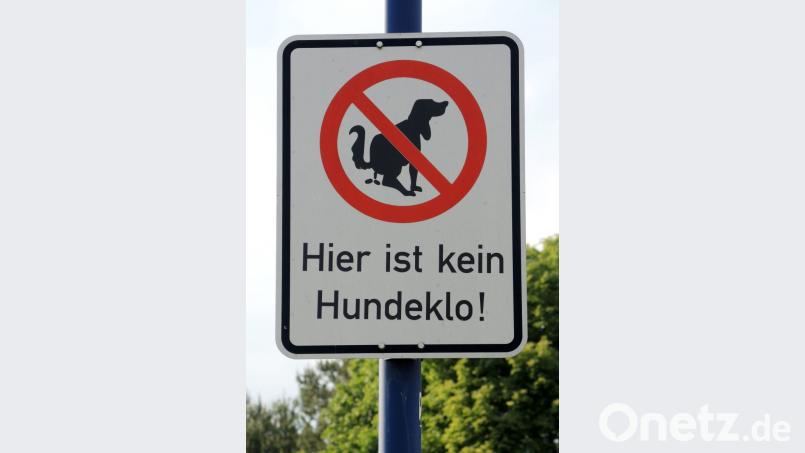 Immer häufiger werden in den Gemeinden Schilder aufgestellt, um das Hundekotproblem in den Griff zu bekommen. Bild:  Roland Holschneider/dpa
