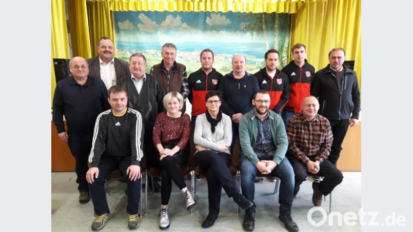 Die neue Führungsmannschaft des VfB Thanhausen mit 2. Bürgermeister Michael Schedl (hinten von links): Max Fenzl, Michael Schedl, Michael Heldwein, Josef Hubmann, Wolfram Richtmann, Christian Schwamberger, Tobias Fiedler, Andreas Friedl, Alois Schuller sowie (vorne von links) Thomas Schabner, Patricia Fenzl, Edeltraud Friedl, Martin Freundl und Gerald Helm. Bild: rdh