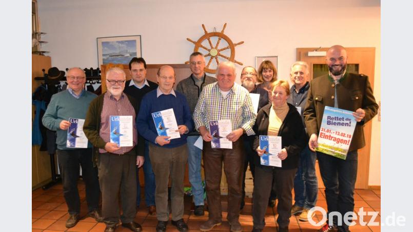 Treue Mitglieder der LBV- Kreisgruppe Neustadt/ Weiden zeichnet Vorsitzender Christoph Bauer (rechts) aus. Er warb auch für das &quot;Volksbegehren Artenvielfalt&quot;. Bild: hcz