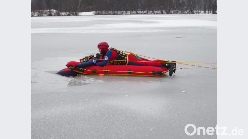 Mit einem speziellen, aufblasbaren Schlitten rettet die Wasserwacht Menschen, die auf Eisflächen eingebrochen sind. Das Bild entstand bei einer Übung auf dem zugefrorenen Teublitzer Badeweiher. Bild: exb/Dantl