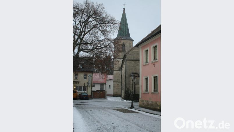 Der Kirchturm der alten Pfarrkirche soll auf Antrag der CSU nachts hell bestrahlt werden. Eine Störung der Nachbarn ist dabei zu vermeiden. Bild: sne