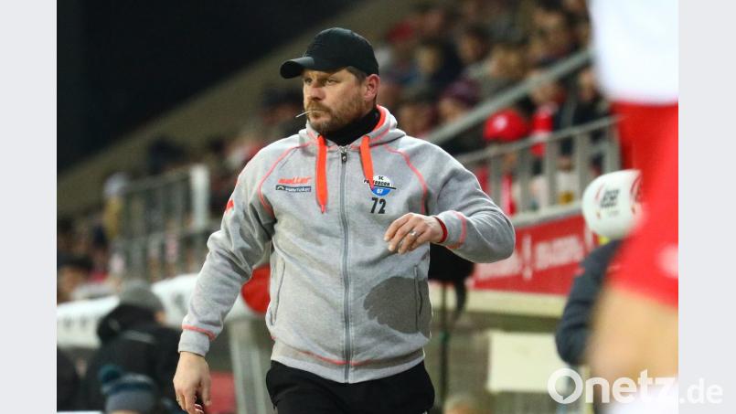 SC-Trainer Steffen Baumgart ist nicht sehr amused vom Spielverlauf. Bild: Jahn Regensburg