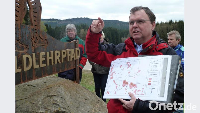 Dr. Gerhard Lehrberger (mit Karte bei einer Exkursion am Goldlehrpfad) hatte in den 1980er Jahren mit der Erforschung der Oberviechtacher Goldlagerstätten begonnen. Bild: ptr