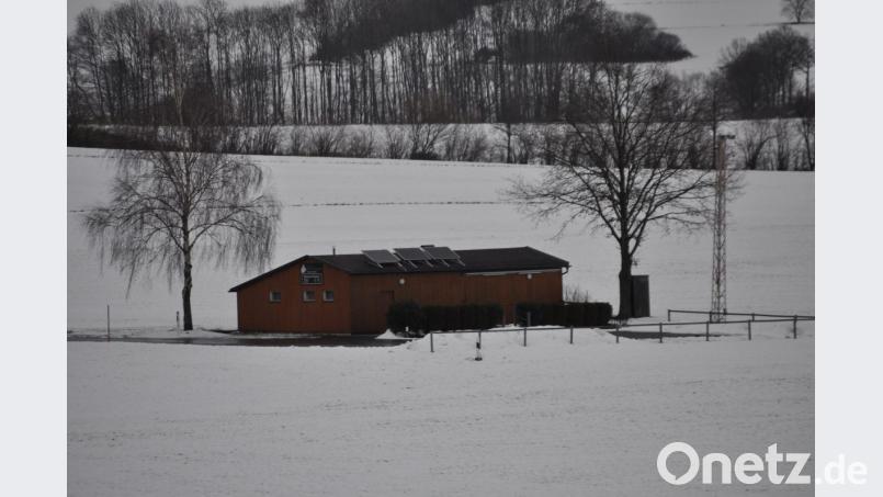 Es gibt immer wieder Probleme mit der Energieversorgung des Vereinsheimes. Die vor rund drei Jahren gebaute Photovoltaikanlage musste bereits erneuert werden. Der Verein setzt im Zuge des Straßenneubaues vor allem auf den Anschluss ans Stromnetz. Bild: ak