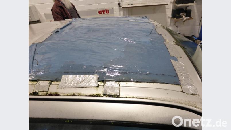 Mit Moos bewachsen und auch so in einem schlechten Zustand: Nach der Kontrolle wurde der Ford außer Betrieb genommen. Bild: Polizei Dortmund