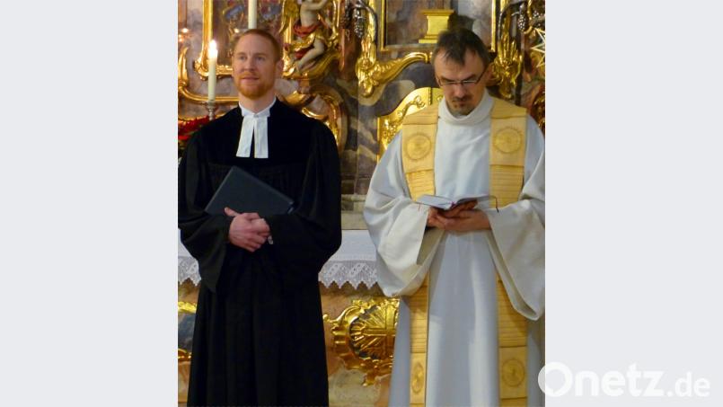 Pfarrer Christoph Zeh und Pfarrer Martin Besold (von links) feierten gemeinsam den ökumenischen Gottesdienst zur Gebetswoche der Einheit der Christen in der katholischen Pfarrkirche Mariä Himmelfahrt. Bild: njn