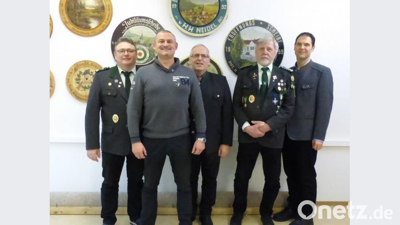 Bei den Ehrungen (von links): der bisherige Schützenmeister Benno Elefant, Udo Weinfurtner, Bürgermeister Winfried Franz; das neue Ehrenmitglied Dietmar Beyer und der neue Schützenmeister Christian Beyer. Bild: fm