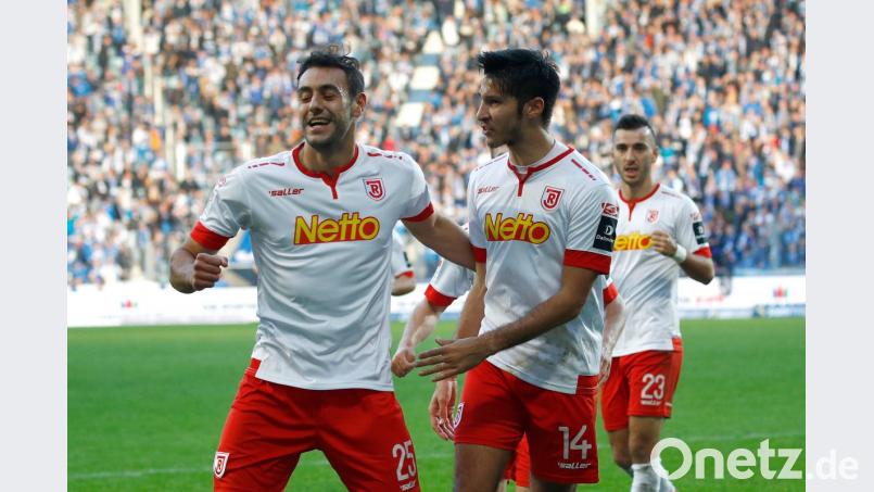 Die Jahn-Spieler wollen beim Rest-Rückrundenauftakt zu Hause gegen den SC Paderborn gleich wieder ordentlich jubeln. Bild: Joachim Sielski/dpa