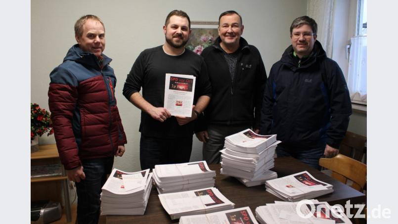 Vorsitzender und Chefredakteur Sebastian Dippold mit den Austrägern Rainer Hetz, Heribert Schubert und Marco Bethmann. Bild: exb