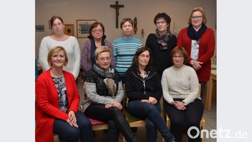 Michaela Schuller, Petra Reil und Gerlinde Köppl (vorne, von rechts) teilen sich die Aufgaben als gleichberechtigte Vorsitzende. Bezirksvorsitzende Martha Bauer (vorne, links) zeigte sich froh, im Ortsteil wieder einen funktionierenden Vorstand auf die Beine stellen zu können. Anneliese Mittelmeier (hinten, rechts) ist neu im Beirat. Bild: dob