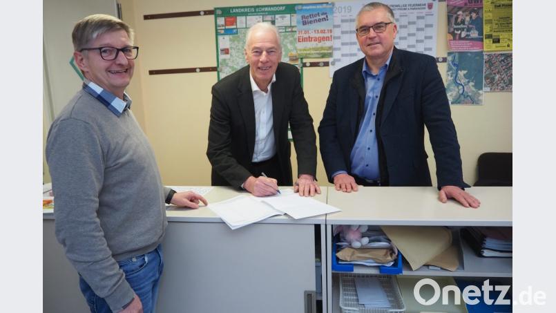 Stellvertretender Landrat Arnold Kimmerl (Mitte) setzte gleich am ersten Tag in Pfreimd seine Unterschrift auf die Liste für das Volksbegehren "Rettet die Bienen". Schnell ist er zusammen mit Gerhard Deinzer, Leiter des Pfreimder Ordnungsamts (links) und Bürgermeister Richard Tischler in eine Diskussion über das Konfliktpotenzial der Initiative verwickelt. Bild: bl