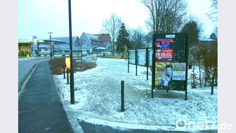 Ein einziges Plakat am zentralen Werbe-Dreieck in der Nepomukanlage bei der Autobahnkirche bleibt weiterhin kostenlos. Für mehr Werbung müssen externe Veranstalter im Grenzort ab sofort zahlen. Bild: fjo