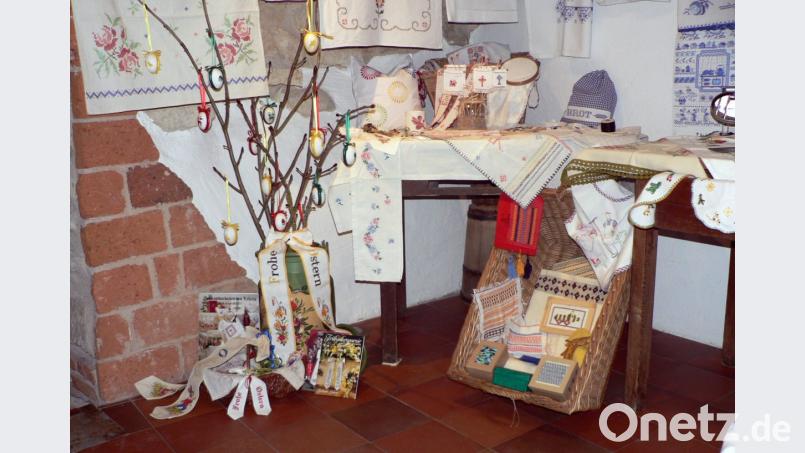 Alles gestickt – von Decken und Wäsche über Säckchen und Dosen bis hin zu Ostereiern und Bändern: Mit Kreuz- oder Stielstich schufen geschickte Hände tolle Kunstwerke. Bild: lep