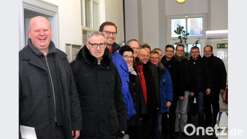 Angesichts von parteiübergreifender Unterstützung für das Volksbegehren in Amberg und von Personen des öffentlichen Lebens, die für die Eintragung geradezu Schlange stehen, hat ÖDP-Landesvorsitzender Klaus Mrasek (links) gut lachen. Bild: Stephan Huber