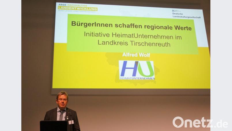 Der ländliche Raum hat Zukunft. Beim 12. Zukunftsforum Ländliche Entwicklung bei der Grünen Woche in Berlin konnte Alfred Wolf die Pilotinitiative HeimatUnternehmen im Landkreis Tirschenreuth als innovativen bayerischen Ansatz in der ländlichen Entwicklung vorstellen. Bild: exb