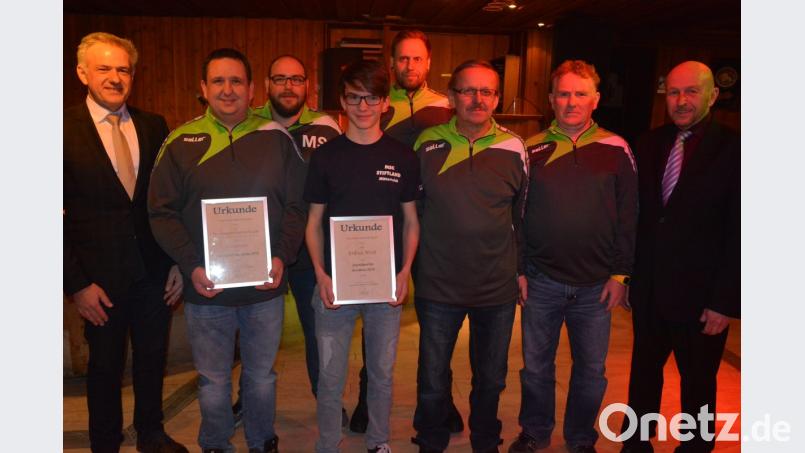 Die Kegler des SV Mitterteich sind die Mannschaft des Jahres 2018, Jugendsportler des Jahres ist der 14-jährige Joshua Weiß vom MSC Stiftland. Im Bild (von links) Bürgermeister Roland Grillmeier, Tobias Kerst, Sebastian Mayer, Joshua Weiß, Mario Storch, Friedrich Kerst, Markus Bartl und Sportstadtverbandsvorsitzender Peter Haibach. Bild: jr