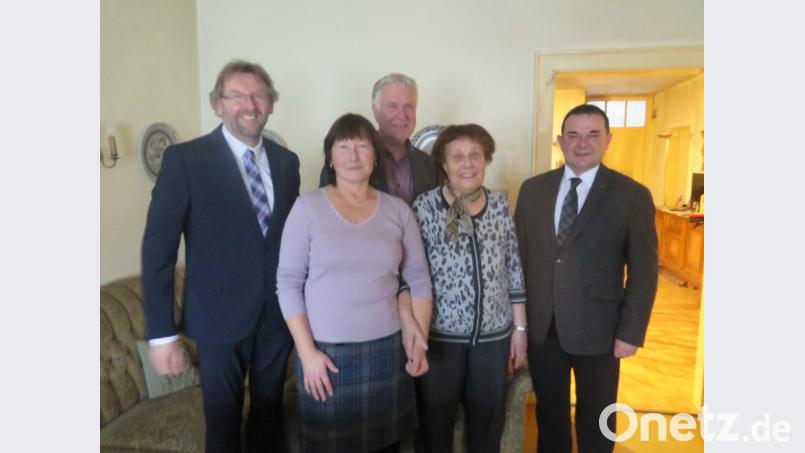 Nicht nur Tochter Gabriele (vorne links) und Sohn Elmar (hinten, Zweiter von links), sondern auch Stadtpfarrer Konrad Amschl (rechts) und zweiter Bürgermeister Hermann Schraml (links) gratulieren Helga Högl (vorne) zu ihrem 90. Geburtstag. Bild: jzk