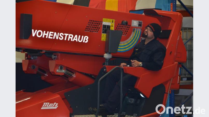 Maschinist Markus Süss ist mit allen technischen Raffinessen der neuen Drehleiter vertraut. Bild: dob