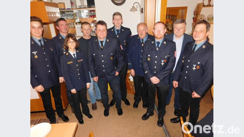 Kommandant Christoph Emmerig und Kreisbrandinspektorin Kerstin Schmidt (von links), Bürgermeister Manfred Porsch und Vorsitzender Dieter Popp (Zweiter und Dritter von rechts) danken Michael Flögl, Michael Kuhn, Peter Scherm, Nicolas Weber, Jörg Kaczmarek und Volker Günthner (von links) für ihre Treue. Bild: hai