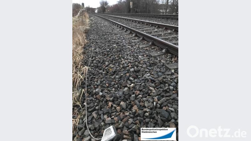 Die Stahlarmierung des zerstörten Betonpfahls. Bild: Bundespolizeiinspektion Waldmünchen