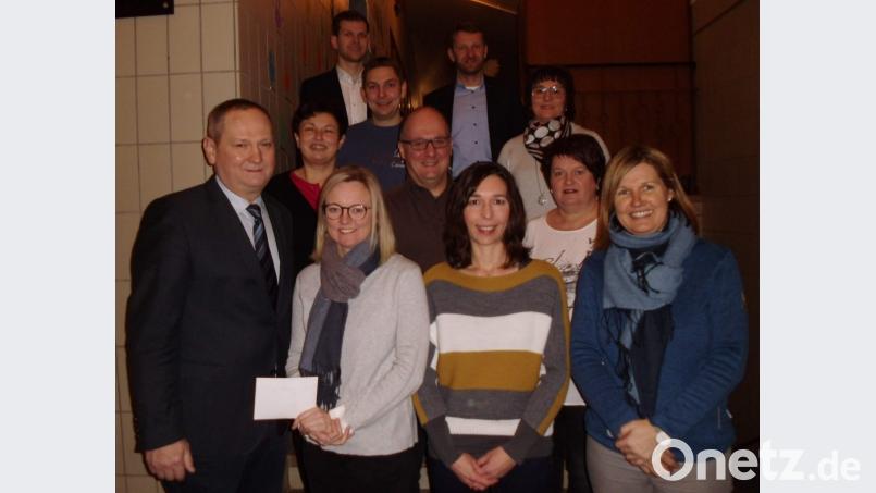 Dank Bertls legendärer Karpfen kann die Massenrichter CSU an die Elternsprecher der Ehenfelder Grundschule eine 1000-Euro-Spende übergeben (vorne, von links): Ortsvorsitzender Josef Luber und die Elternsprecherinnen Marina Basler, Bettina Ott und Michaela Falk; zweite Reihe (von links): Gisela Luber, stellvertretender Ortsvorsitzender Dieter Kohl und Martina Schiffl; hintere Reihen (von links): Hubert Fick, Florian Wisneth, Stadtrat Christian Gnan und Brigitte Gnan. Bild: u