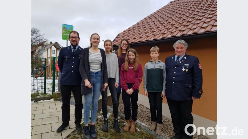 Auszeichnungen erhalten die Nachwuchs-Feuerwehler für ihre bestandenen Prüfungen. Im Bild rechts Kommandant Karl Striegl, links Vorsitzender Christoph Striegl sowie die stellvertretende Vorsitzende Lisa Demleitner. Bild: slh