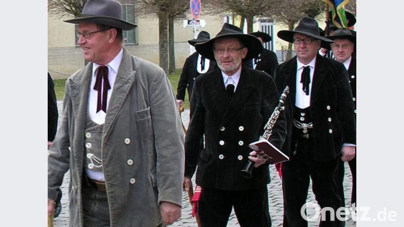 Die schwarze Tracht tragen die Zimmerleute, die graue Tracht ist traditionell den Maurern vorbehalten. Dazu gehört immer die breitkrempige Kopfdeckung als Schutz von Sonne, Wind und Wetter. Bild: bö