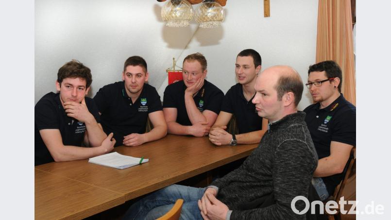 Das Volksbegehren macht den Landwirt zum Buhmann: Das ärgert die Jungbauern (von links) Michael Hüttner, Michael Rauch, Florian Weiß, Martin Haller, Simon Donhauser und BBV-Ortsobmann Michael Ströhl. Denn für Umwelt- und Naturschutz sei jeder einzelne Bürger gefordert, sagen sie. Bild: Stephan Huber