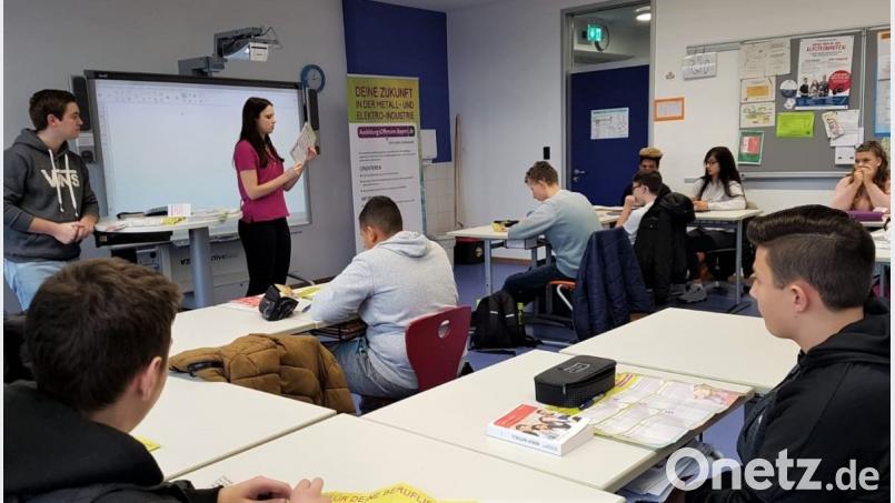 Ein Info-Team der Metall- und Elektro- Industrie besuchte im Rahmen der Ausbildungs-Offensive-Bayern die 7. – 9. Klassen der Mittelschule Grafenwöhr. Bild: rgr