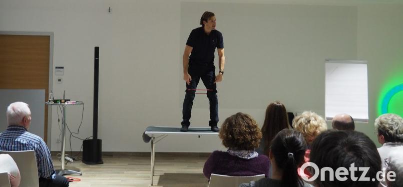 Die Knie müssen umprogrammiert werden, sagt Thomas Eberl und zeigt eine Übung mit dem Band. Bild: Bühner