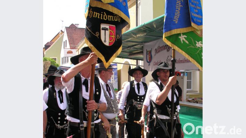 Bei Umzügen, so wie hier beim Marktfest, wird die reichdekorierte Zunftfahne mitgetragen. Rechts ist die Zunftfahne des Amberger Patenvereins der Schreiner und Zimmerer zu sehen. Bild: bö