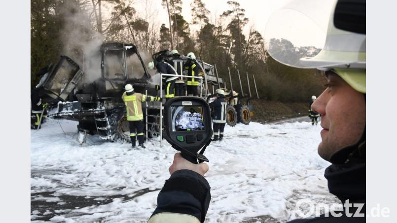 Rauchende Trümmer. Mehr ist von dem Rückezug nicht übrig, der am Donnerstag in der Vilstalstraße plötzlich in Flammen aufging. Bild: Petra Hartl